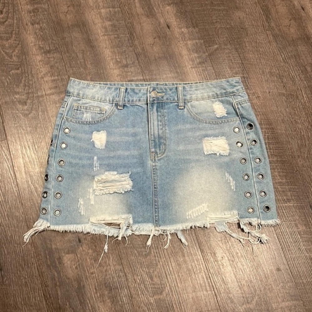 LITZ GROMMET DISTRESSED MINI SKIRT - Picture 1 of 4